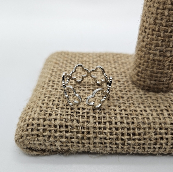 🆕️Hollow out lucky clover flower design Ring 💍 - Picture 4 of 4